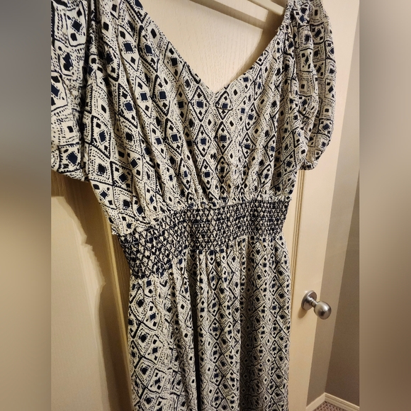 DEVOTED Patterned Midi Tiered Dress with Short Ruffled Sleeves. Size Large. - Picture 4 of 15